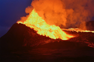 Eruption volcanique nocturne spectaculaire (2) - 1mn 05s